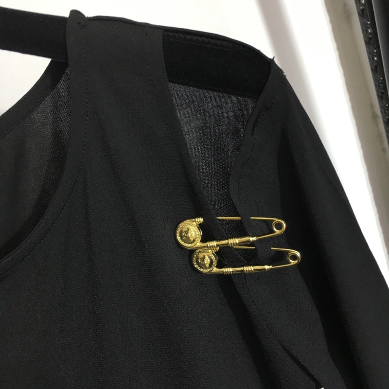 Đầm ôm tay dài khoét sườn đính ghim cài cá tính thương hiệu Versace cao cấp