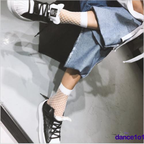 Tất lưới cổ cao màu đen và trắng cá tính