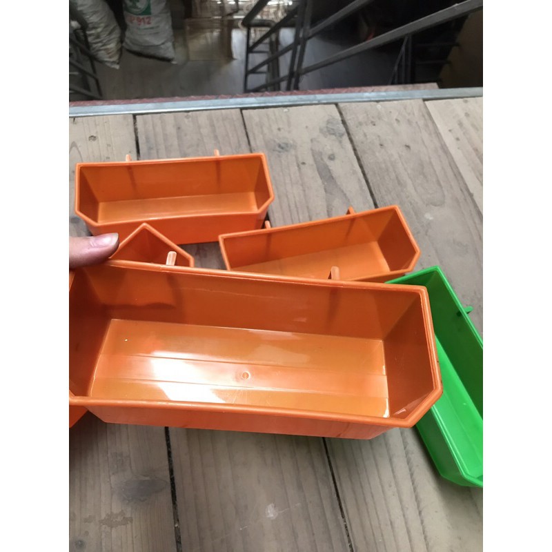 Máng Đựng Thức Ăn Loại Đại Cho Chim, Bồ Câu, Gà, Vịt, Máng Ăn, Máng Uống Nước Dầy Dặn Loại Đắt Với Màu Sắc Bắt Mắt