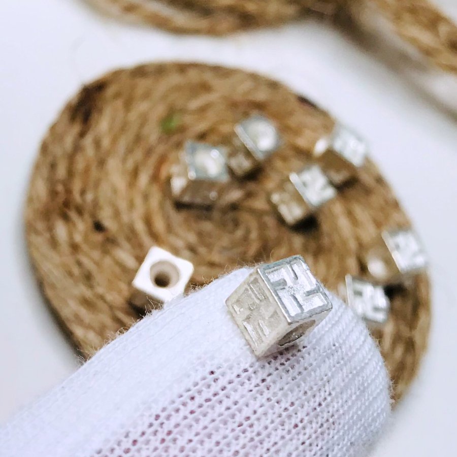 Charm bạc vuông in chữ vạn