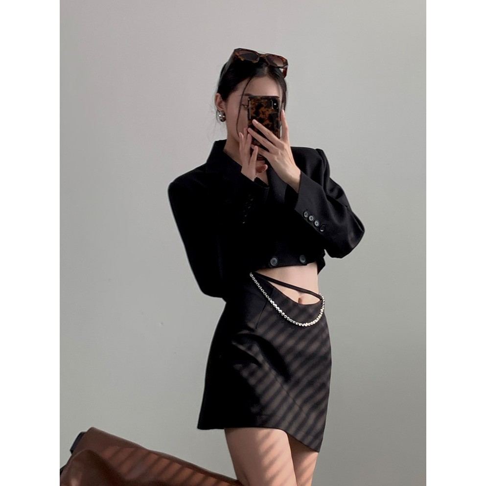 Áo blazer croptop nữ Kaylar Blazer màu đen dáng ngắn, chất liệu dày dặn - Uni By Heart | BigBuy360 - bigbuy360.vn