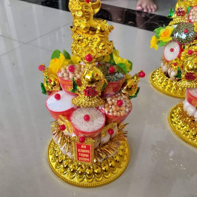 Tháp tỏi chưng bàn thờ