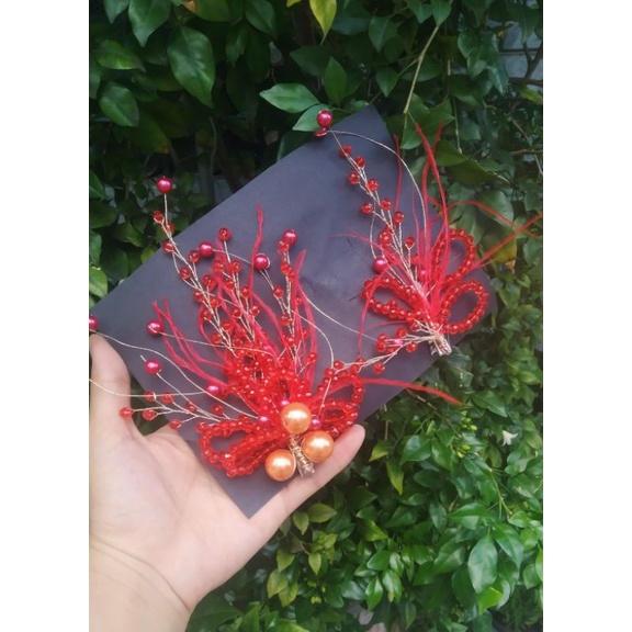 cặp cài đỏ tóc cô dâu