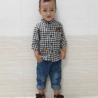 Set áo sơ mi phối quần jean.