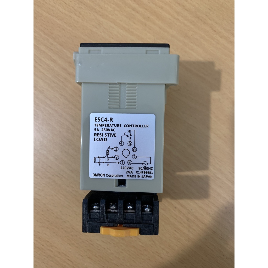 Đồng hồ nhiệt độ E5C4 kèm đế ( omron )