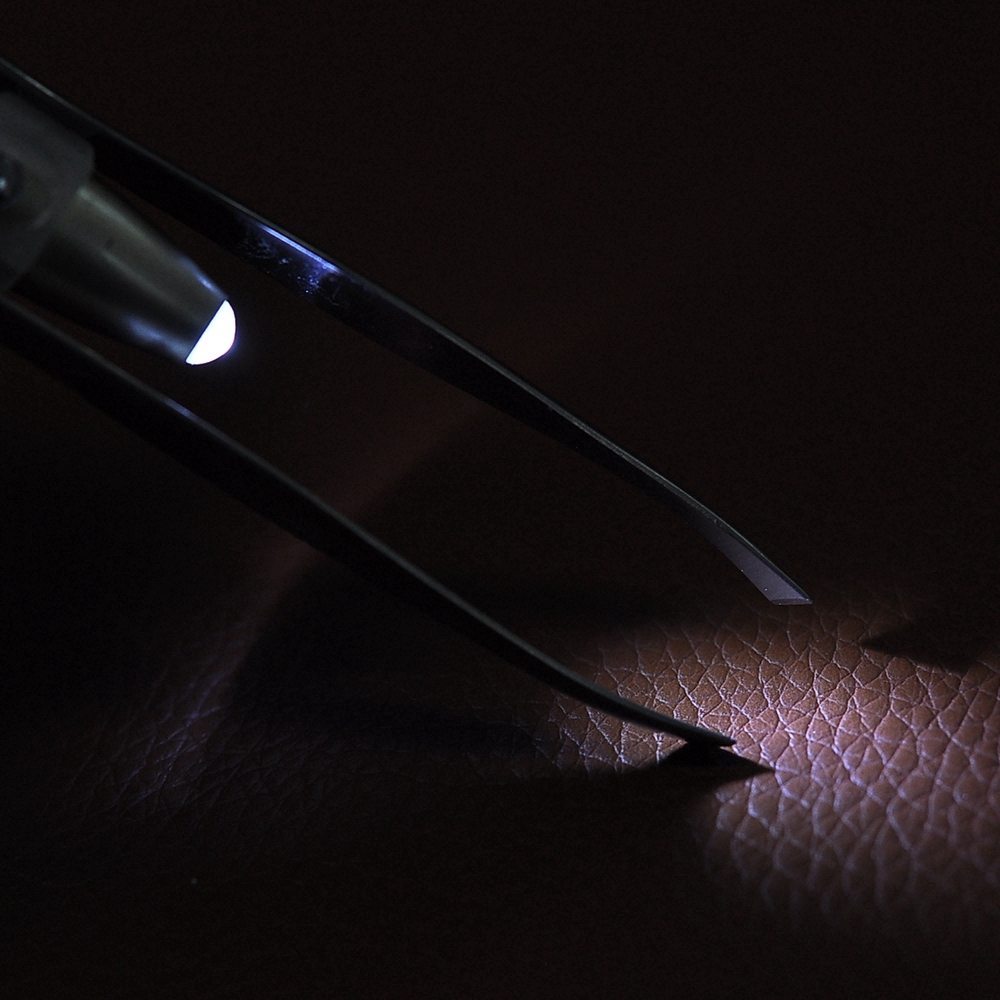 Nhíp nhổ lông mi có đèn LED