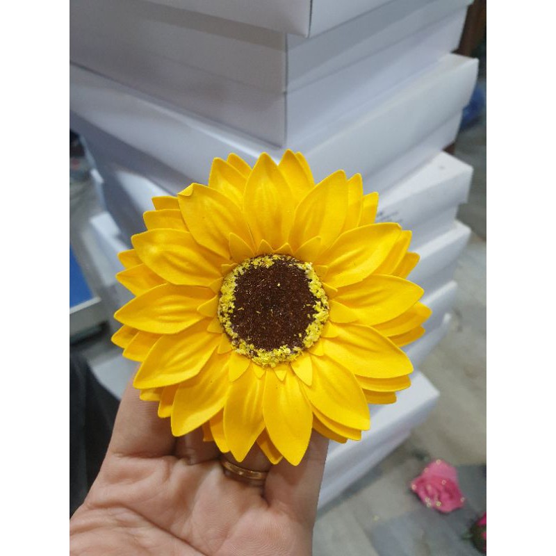 Hộp hoa 50 bông hướng dương sáp.