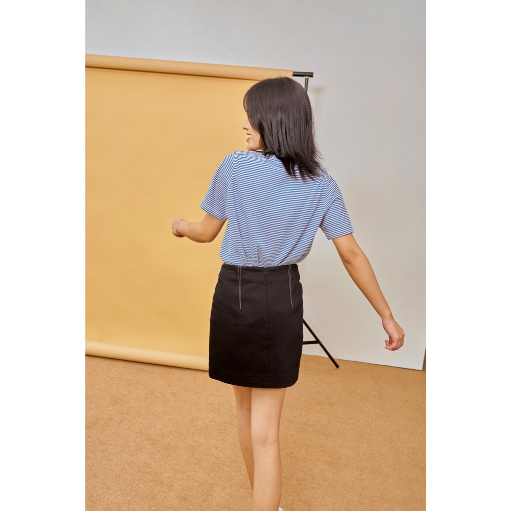 LIBÉ - Chân váy ngắn kaki có viền chỉ màu trắng
