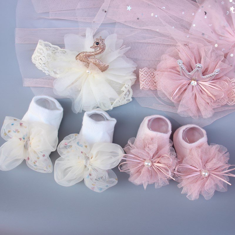 Set băng đô và tất cho bé gái CHICBABY có hộp đựng làm quà đầy tháng cho bé