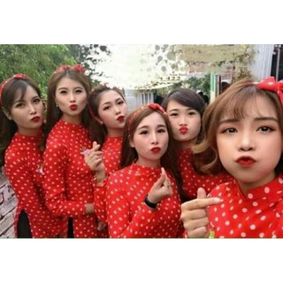 Áo dài chấm bi đỏ kèm cột tóc như hình
