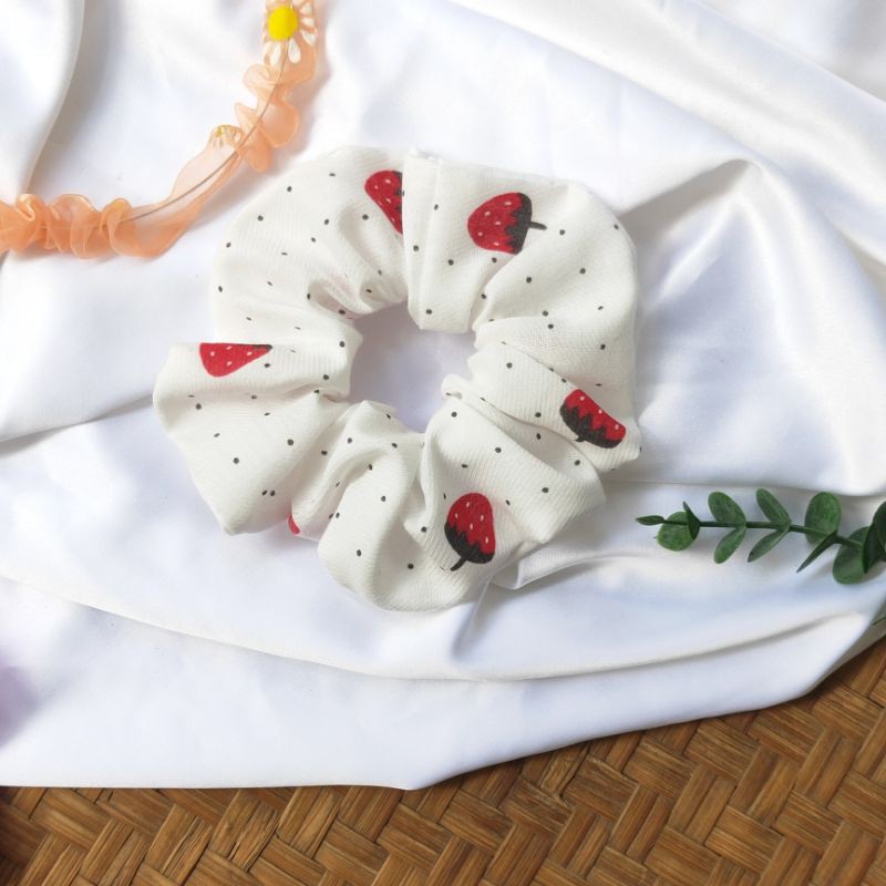 Dây buộc tóc scrunchies họa tiết quả dâu chấm