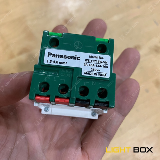 Ổ cắm đa năng có màn che Panasonic Wide WEI1171SW-VN