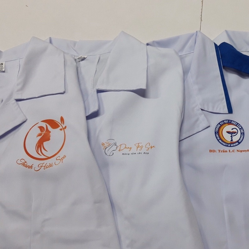 In TÊN + LOGO trên áo khi mua kèm áo Blouse của Shop