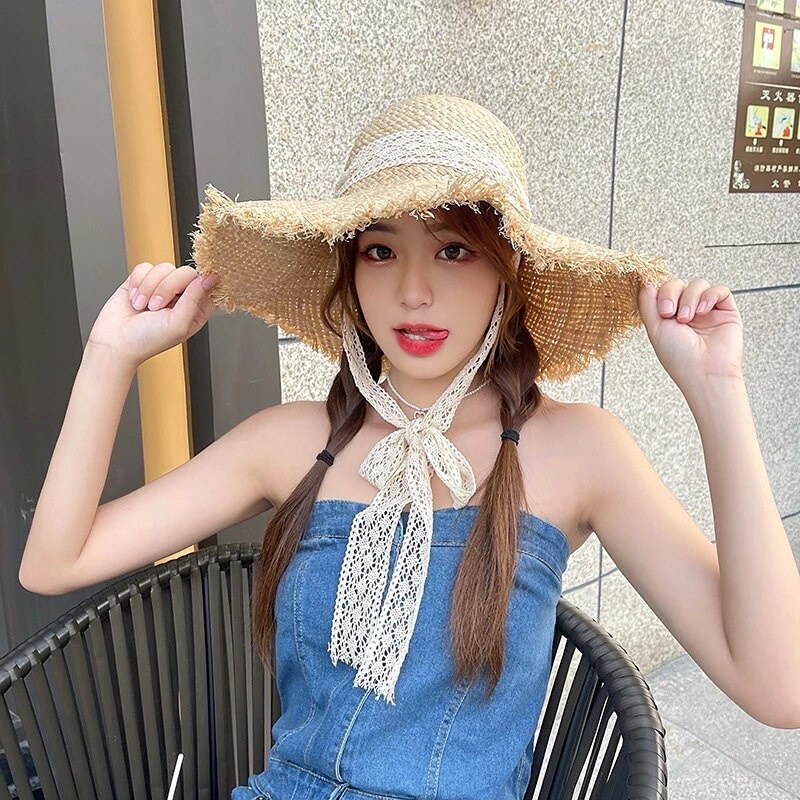 Mũ cói đi biển - RAFFIA Straw mềm - vành rộng viền tua - thắt dây ren trắng (Quảng Châu loại 1)
