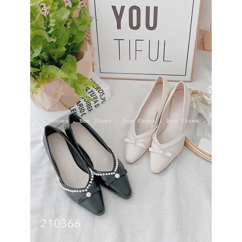 BEESHOES - GIÀY BÚP BÊ NỮ MŨI NHỌN VIỀN NGỌC NƠ - GIÀY BÚP BÊ NỮ MŨI NHỌN GÓT VUÔNG CAO 4 PHÂN SẴN MÀU ĐEN - KEM 210366