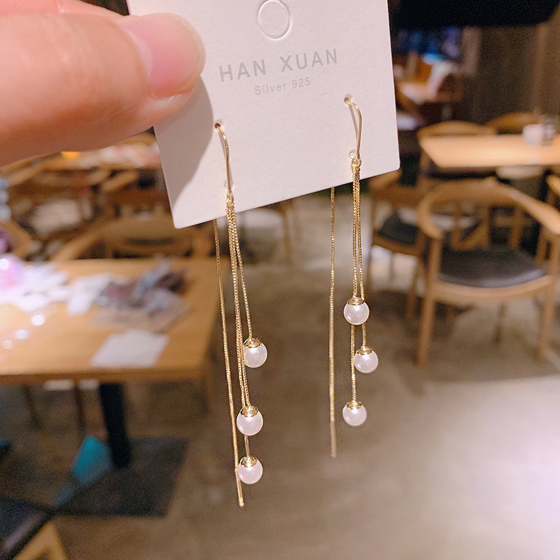 Khuyên tai dáng dài phối tua rua màu bạc thời trang