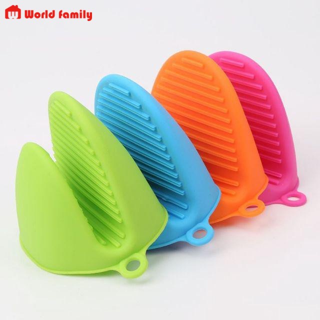 Đôi bao tay silicone cách nhiệt hỗ trợ các mẹ nhấc nồi tránh bỏng