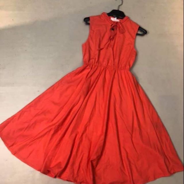 Đầm đỏ dáng xoè
