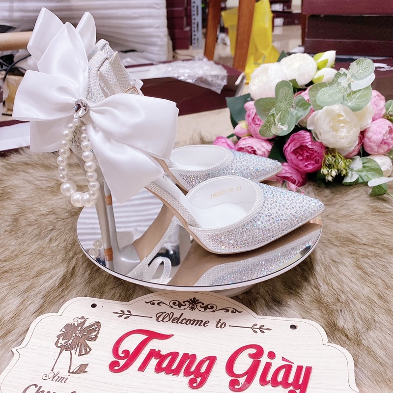 GIÀY CƯỚI CÓ QUAI NƠ NGỌC THẢ ĐÍNH ĐÁ CÓ SẴN