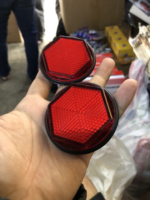 Mắt mèo phản quang gắn đuôi dè sau xe máy