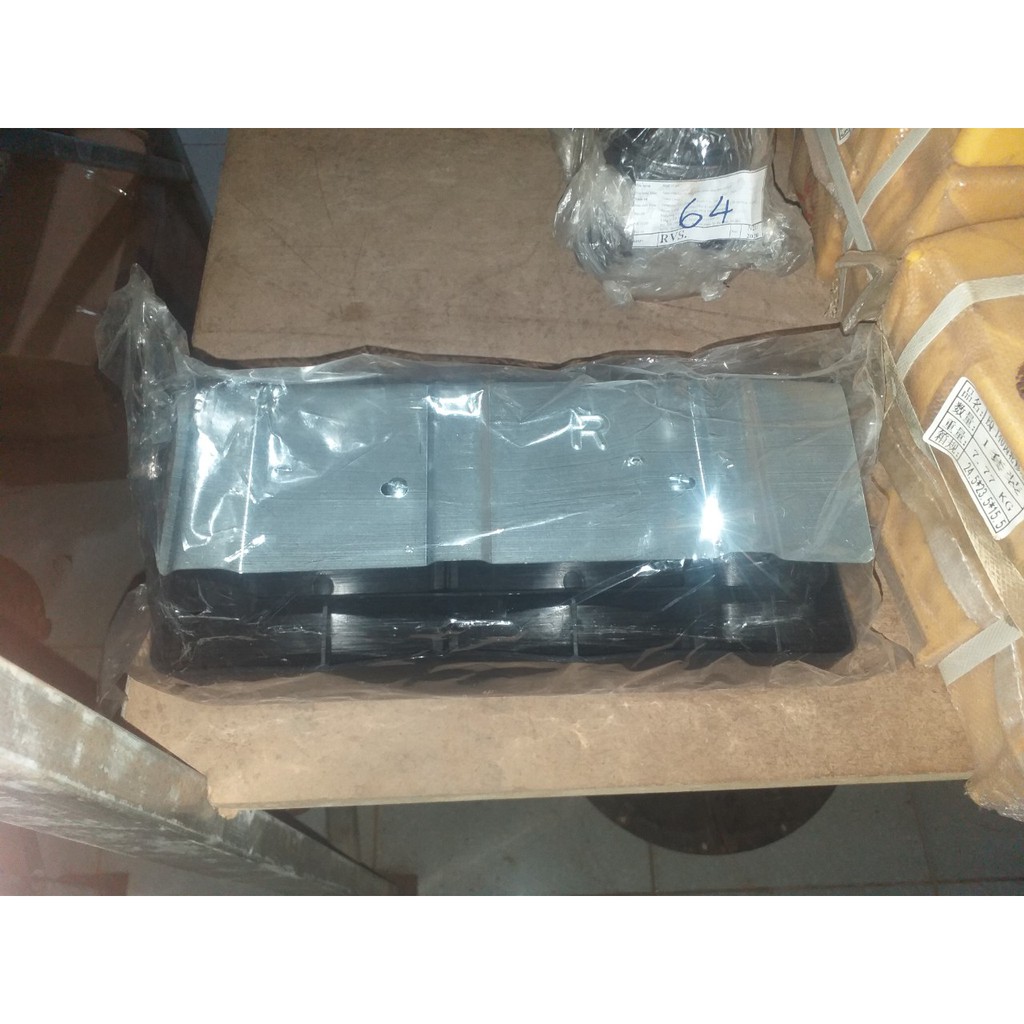 Đèn hậu xe tải  lắp cho xe tải thùng Hyundai 2.5 tấn, 5 tấn, có nắp sắt. Hàng Việt Nam Chất lượng cao