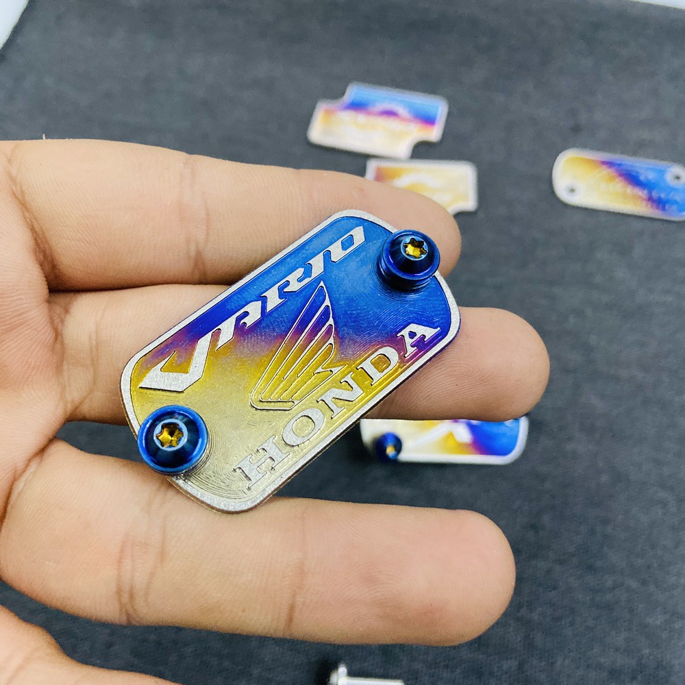 [GIÁ GỐC] TEM DÁN BÌNH DẦU TITAN CHO XE MÀY KẾT HỢP ỐC INOX ( 2 ỐC 4LY1,5)