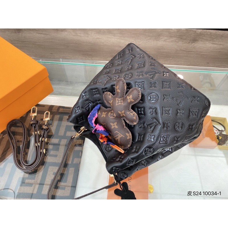 Túi xách nữ, túi hobo da thật cao cấp LV Louis Vuitton đi kèm móc khóa mini siêu xinh