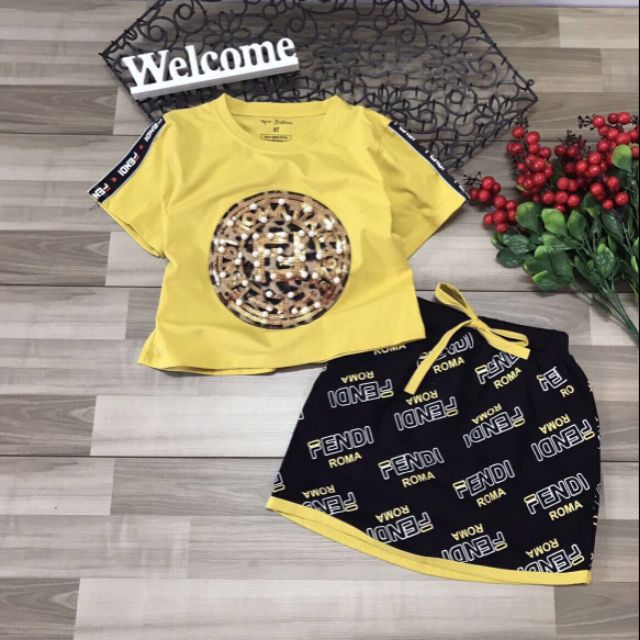 Srt váy và áo fendi cho bé gái. Vải thun 100% cotton 4c co giản thoải mái thoáng mát. Không xù long 