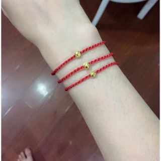 Vòng chỉ đỏ bi vàng