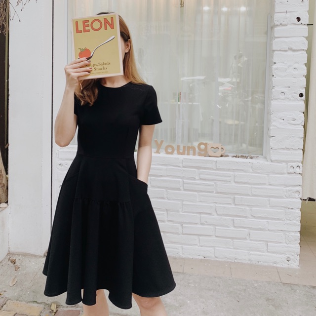 Young Dress - Váy đen túi kiểu che bụng thần thánh
