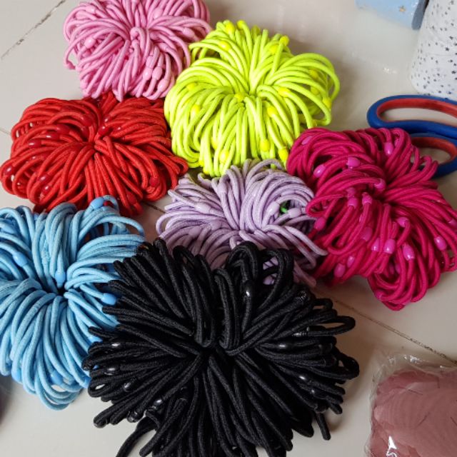 Thun trơn một màu, bó 100 chiếc. Kích thướt 5cm, các màu đen, xanh lá, xanh dương, tím, đỏ, hồng nhạt, hồng cánh sen....