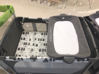 Giường cũi trẻ em Joie Commuter Change Travel Cot