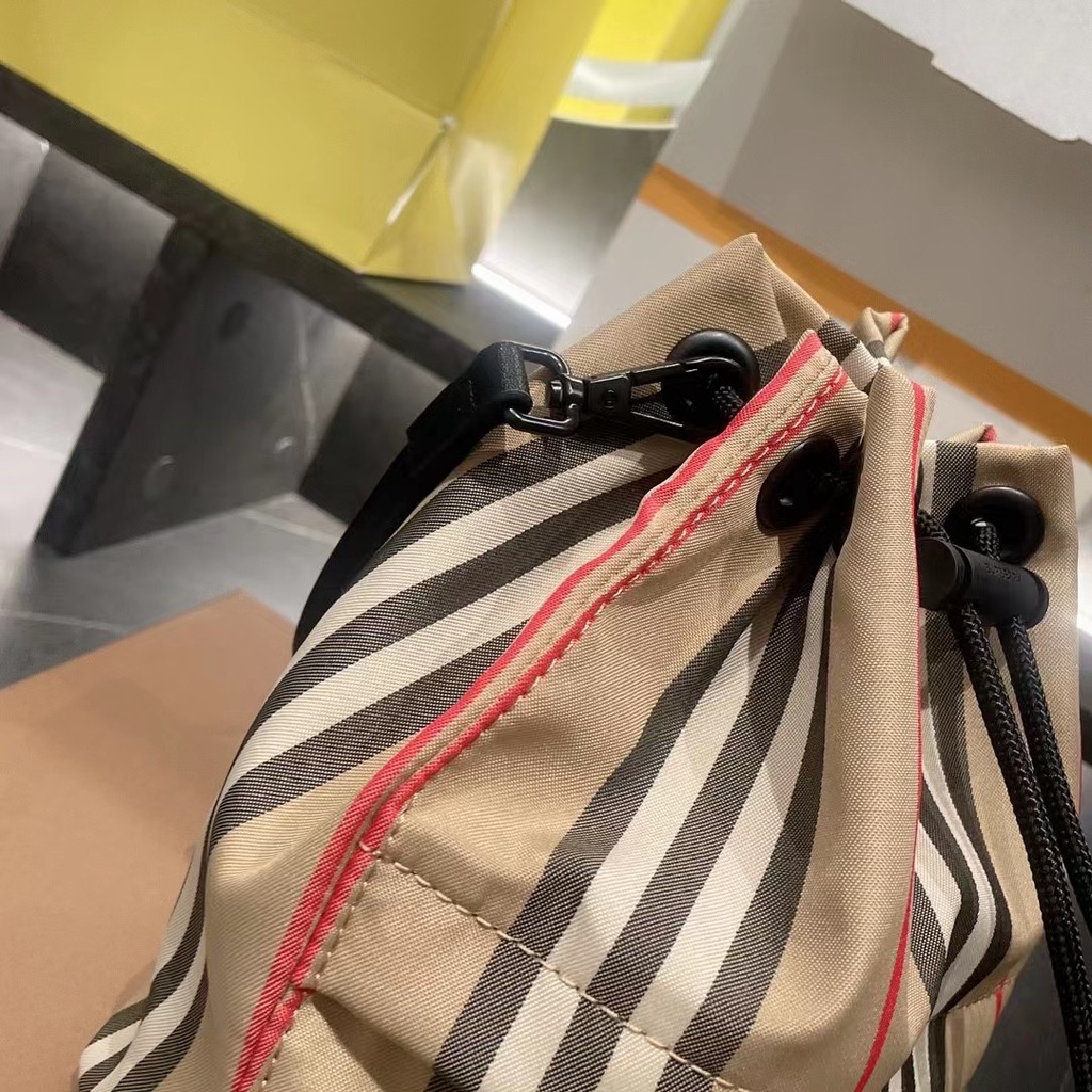 Spot B URBERRY / Burberry Túi Đeo Vai Rút Dây Chất Lượng Hàng Đầu Làm Quà Tặng Cho Cặp Đôi