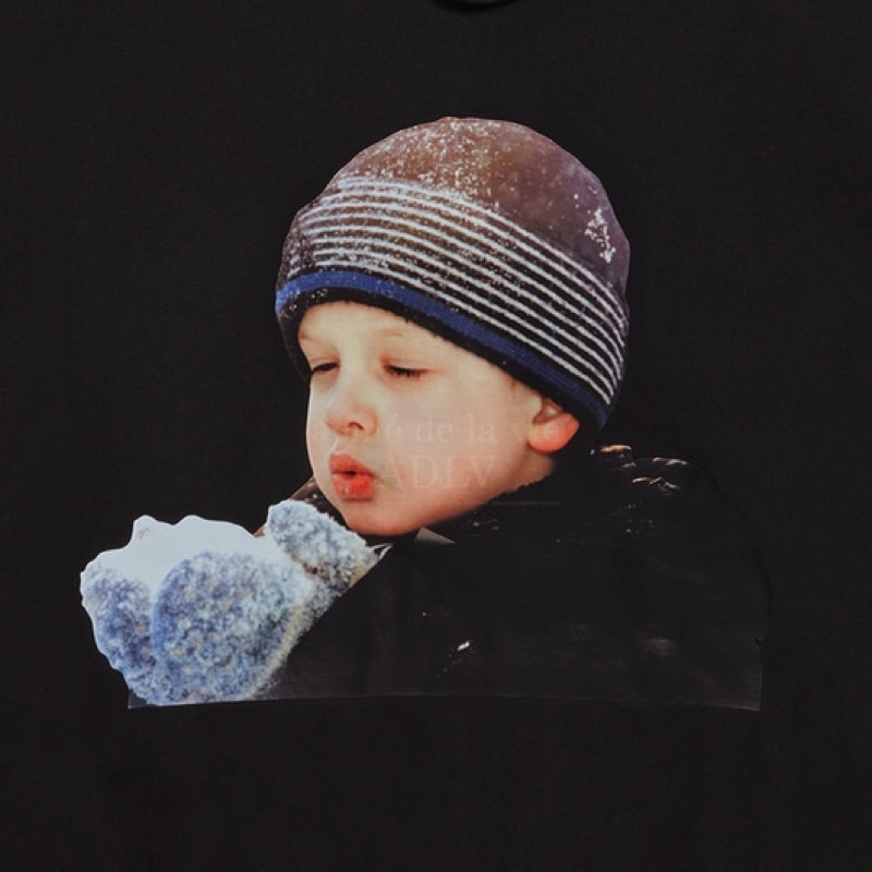 [Nỉ bông cao cấp] Áo hoodie ADLV in hình bé trai cầm tuyết