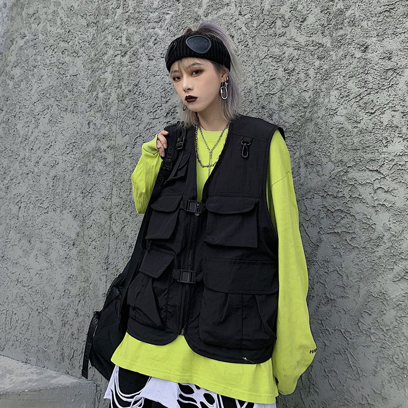 Áo khoác sát nách phối túi lớn phong cách chiến thuật cá tính | BigBuy360 - bigbuy360.vn