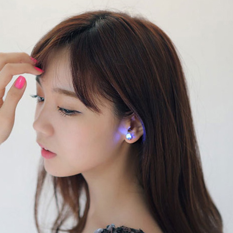 Khuyên tai đính kim cương sáng bóng với đèn LED đổi màu