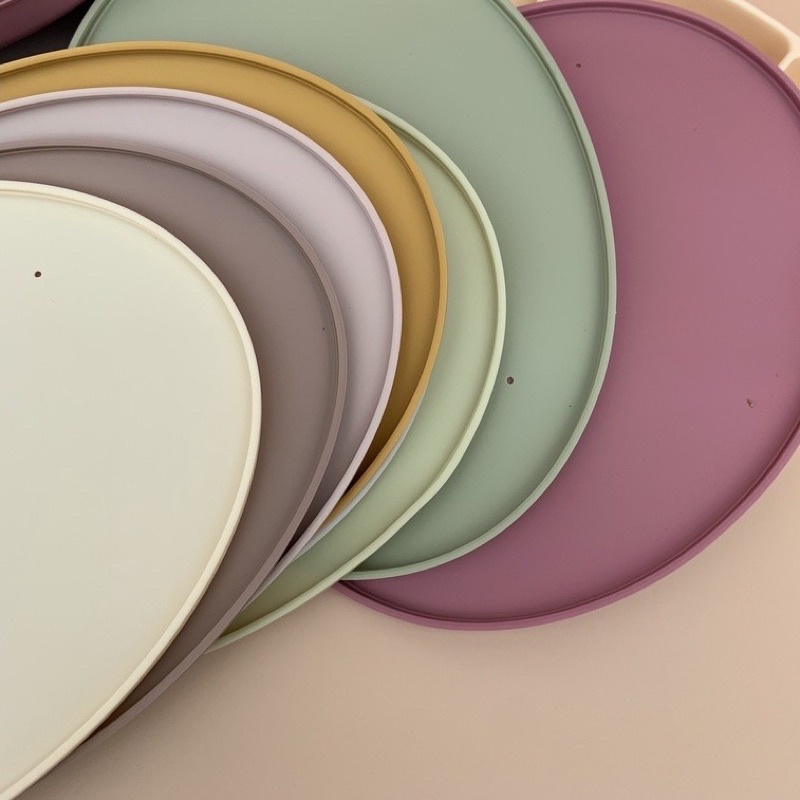 Khay ăn dặm silicone hình oval kèm nắp cho bé ăn dặm, đế hít chân không chống đổ chống lật