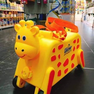 VALI HƯƠU GROW
💰💰💰110k.
VALI HƯƠU GROW với thiết kế có 4 bánh xe nhỏ, - Hàng quà tặng từ sữa Abbott Grow.