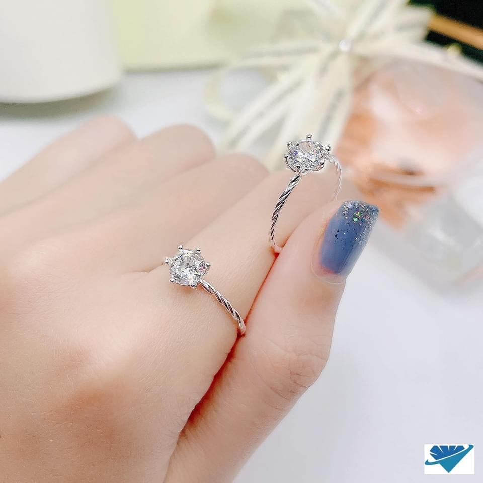 Nhẫn nữ bạc thật thân xoắn gắn đá cao sáng đẹp trẻ trung - Kho sỉ bạc Nhất Linh