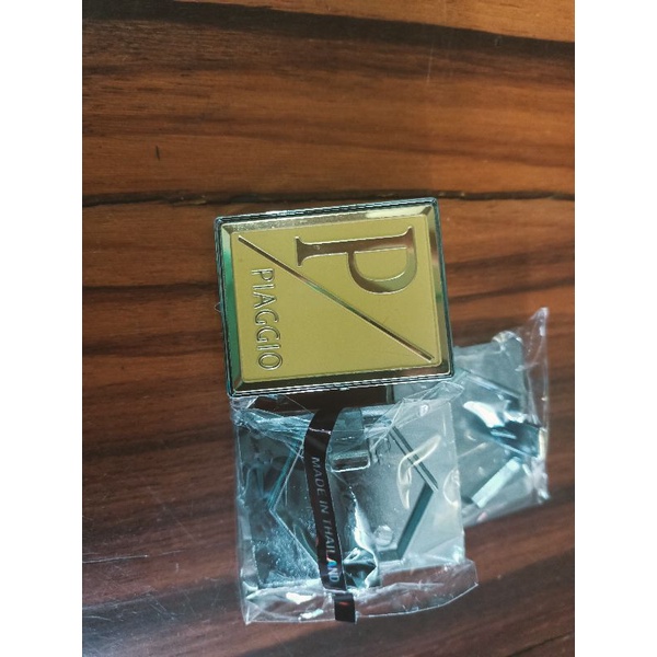 Tem mặt nạ trước Vespa loại zin cứng vàng gold nhập Thái