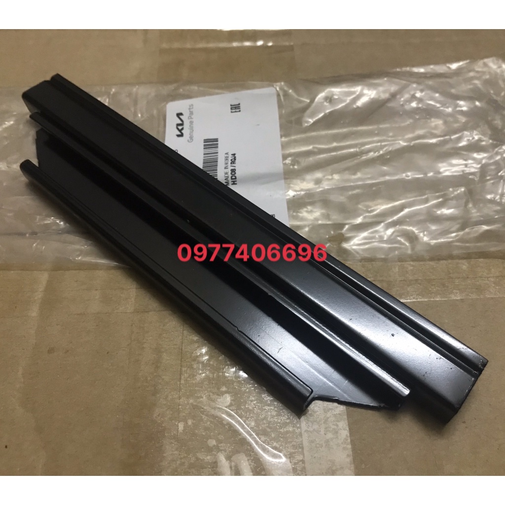 Đế giữ chân kính cánh cửa sau Kia Morning/ Hyundai Getz - Mã phụ tùng 8341207000