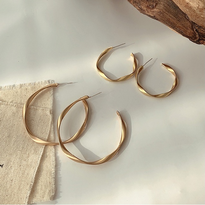 Khuyên tai tròn phong cách Hàn Quốc