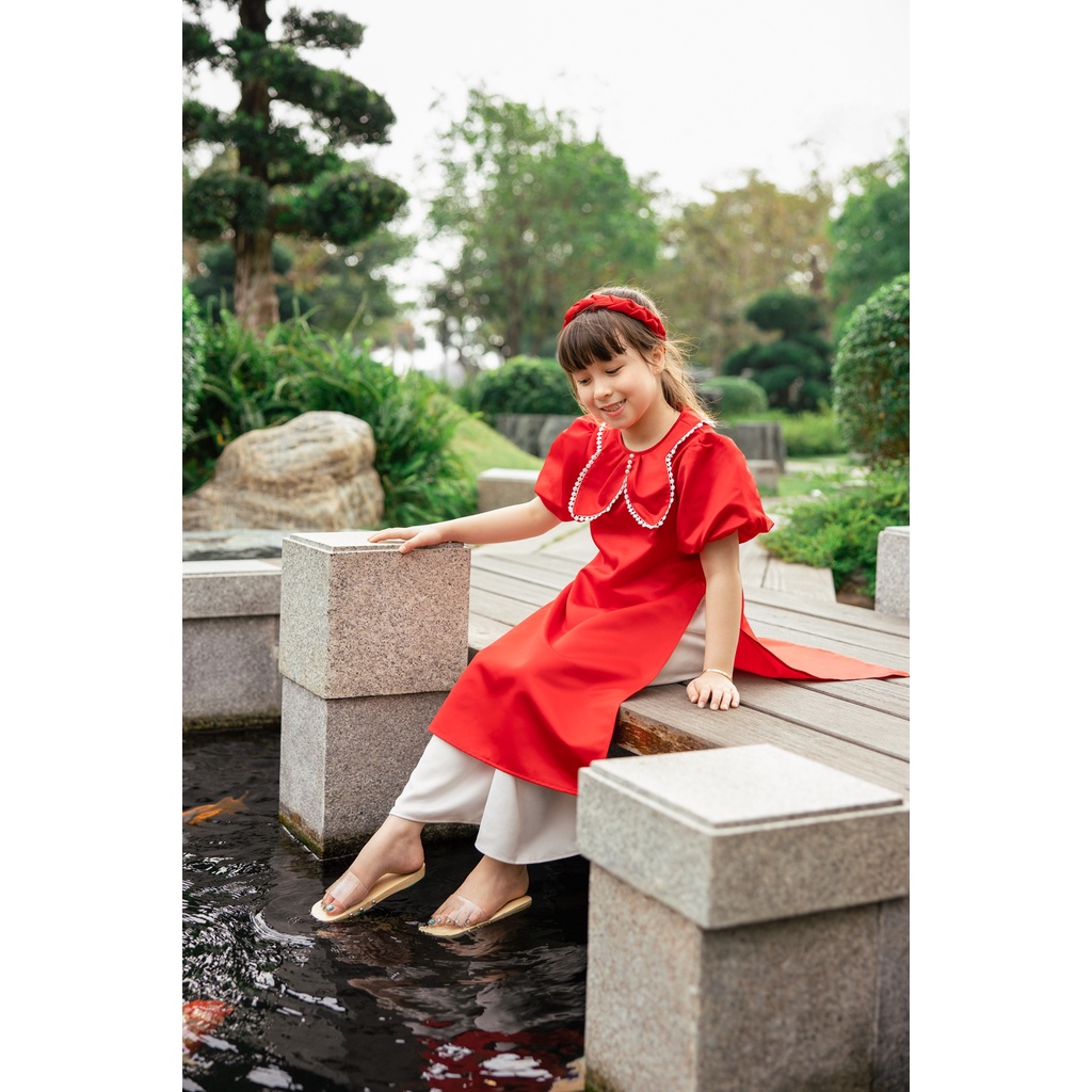 Áo dài cho bé gái BYZU kiểu áo dài cách tân viền ren nơ đỏ phối tay bồng, chất liệu tafta lụa cao cấp