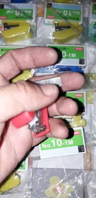 Một chiếc ghim bấm mini bằng nhựa rất đẹp cho bé