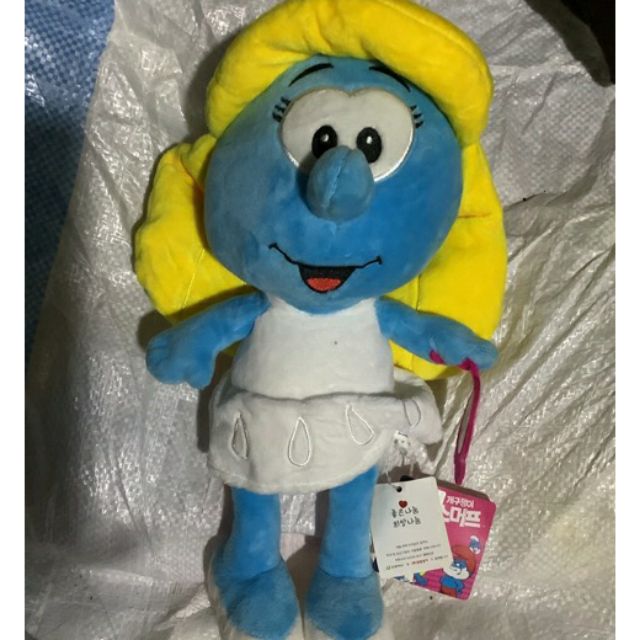 Bé búp bê tóc vàng xinh đẹp