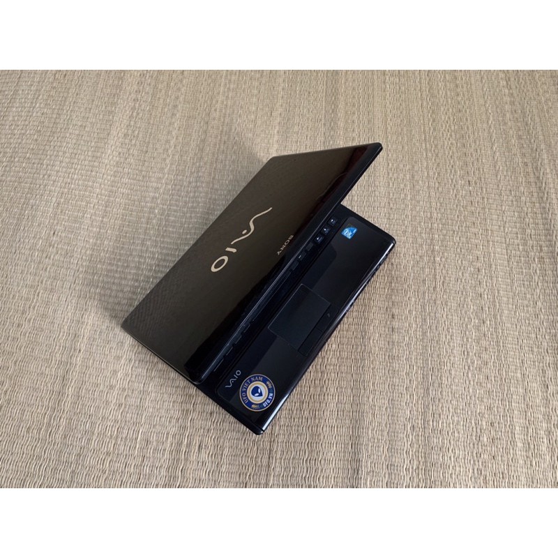 Laptop UFO Sony CW bóng loáng thời trang đẹp sang trọng