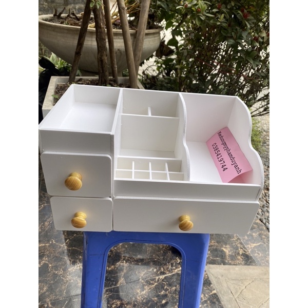 Kệ đựng mỹ phẩm max trắng 35cm núm gỗ sáng