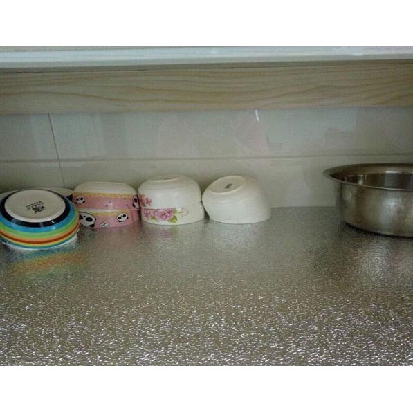 Cuộn giấy bạc dán bếp cách nhiệt, miếng decal dán tường nhà bếp chống thấm bền đẹp