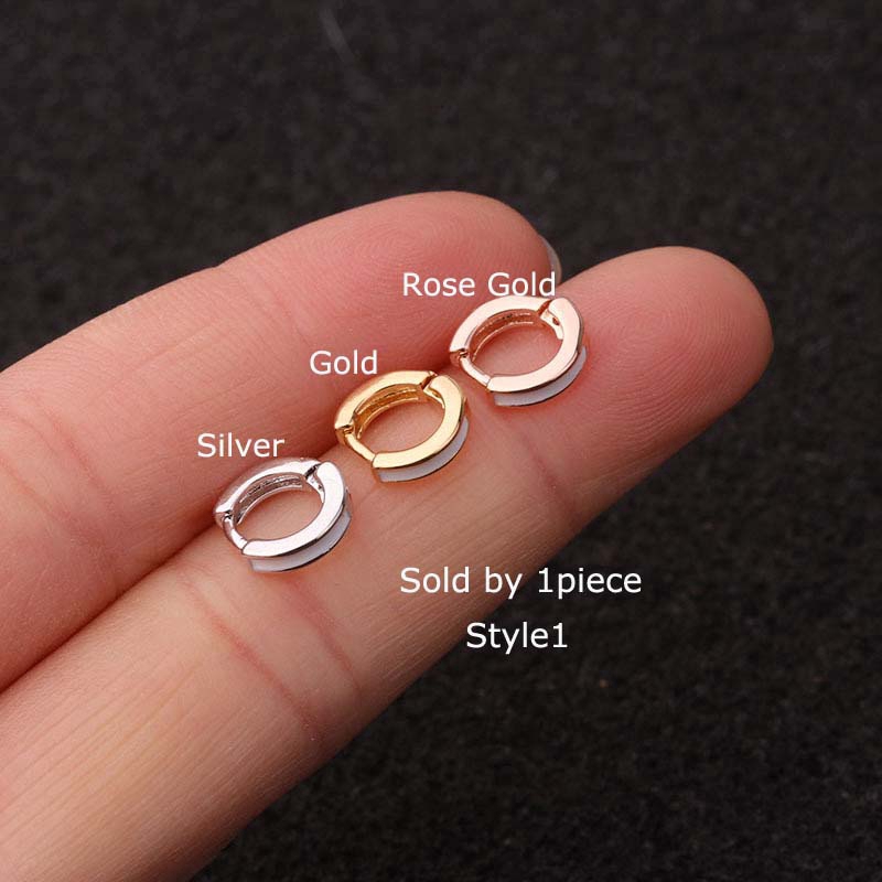Một chiếc khuyên tai nhỏ bằng đồng phối đá zircon cá tính thời trang