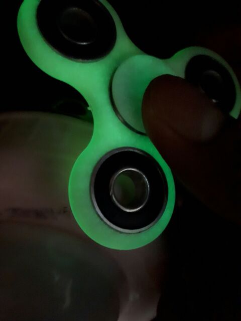 Fidget Spinner - Món đồ chơi Con Quay 3 Cánh Để Giảm Stress Có Dạ Quang